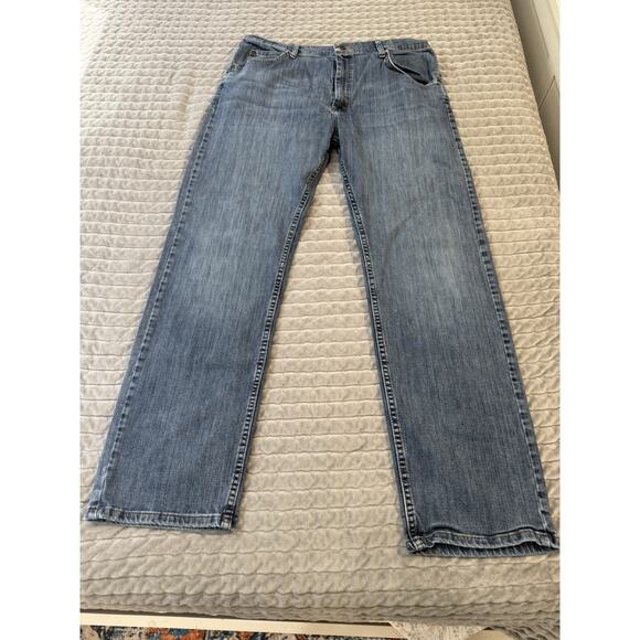 Wrangler Jeans Size 36x32 Blue Medium Wash Relaxed Fit - Picture 1 of 4